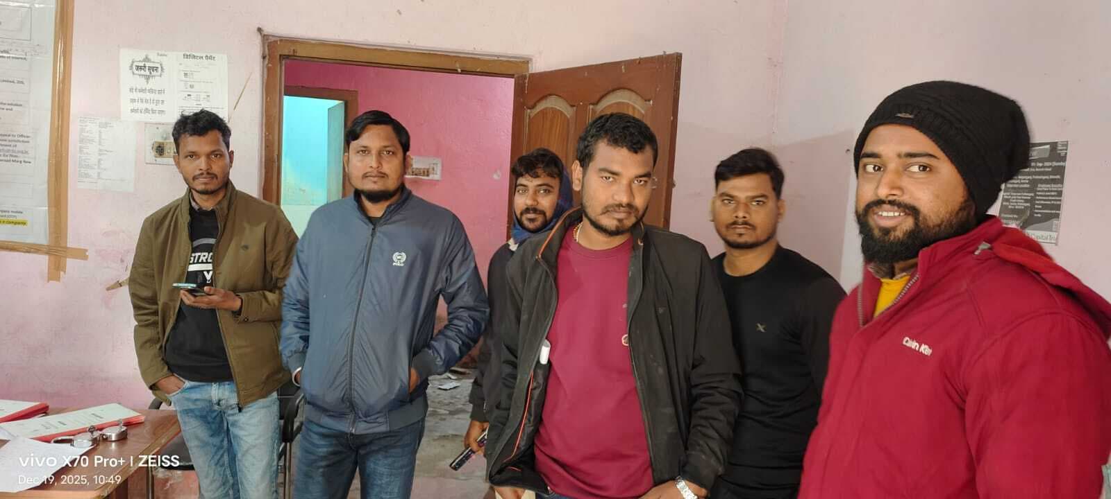 कैपिटल ट्रस्ट नामक कंपनी के परिसर से आधा दर्जन मोबाइल व 9800 रुपये की चोरी