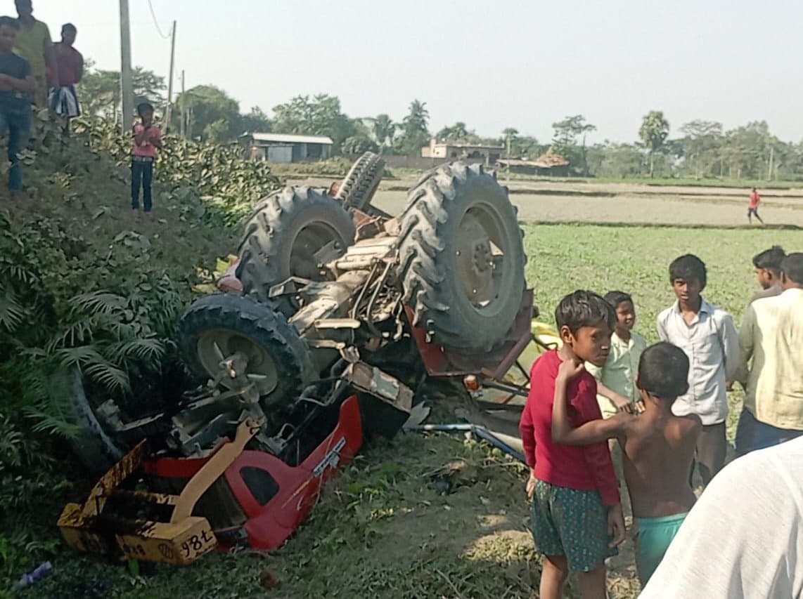 ट्रक के ओवरटेक करने में गड्ढे में पलटा ट्रैक्टर