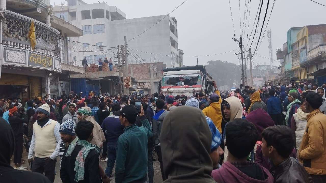 स्कूल जा रही छात्रा को तेज रफ्तार हाइवा ने रौंदा, मौत, विरोध में सड़क जाम