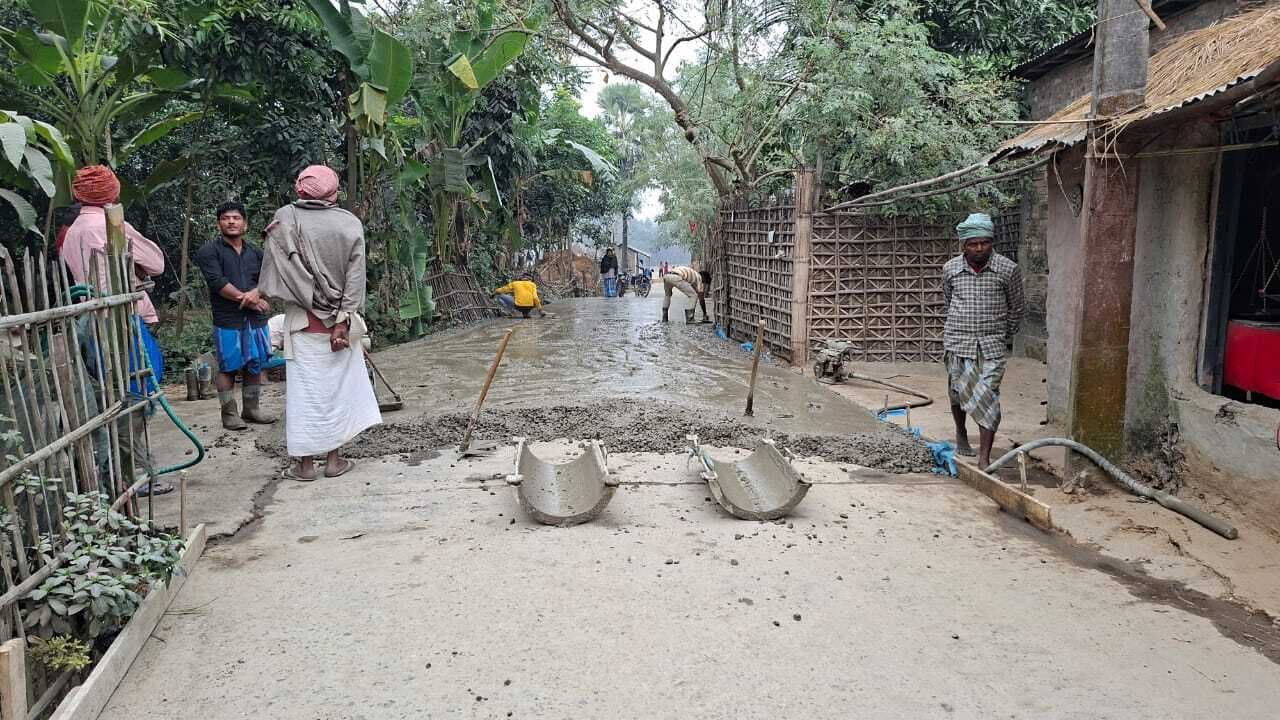 सड़क निर्माण में अनियमितता का आरोप