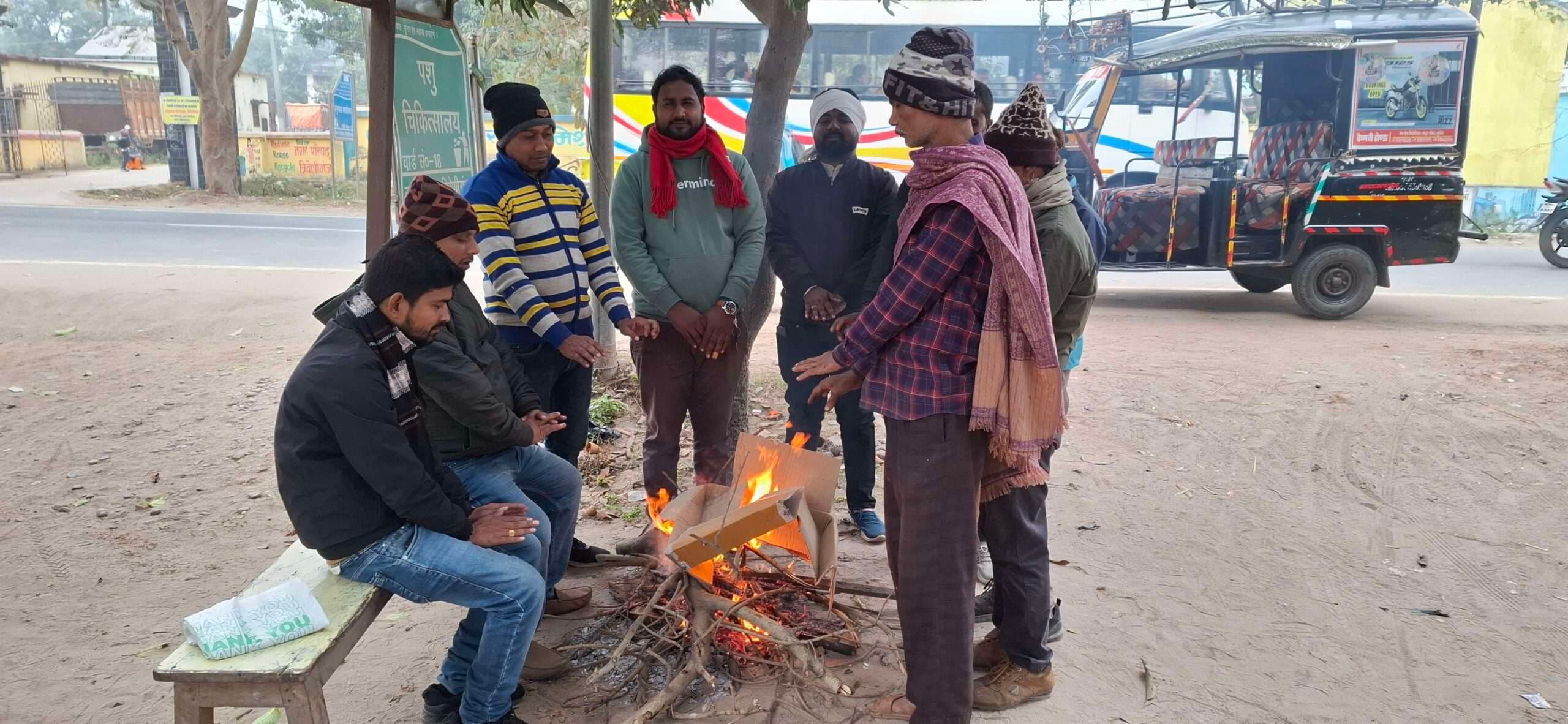 अचानक बढ़ी ठंड, अलाव जलाने की मांग