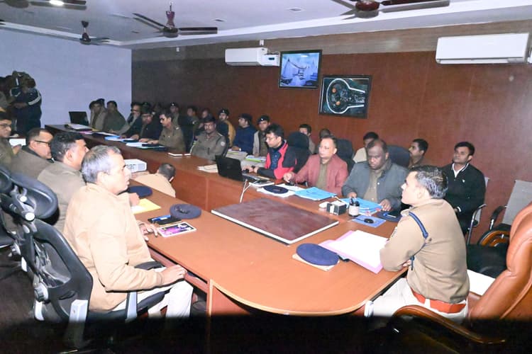 Deoghar News : अपराध नियंत्रण पर एसपी सख्त, भू-माफिया व नशा कारोबारियों पर सीधी कार्रवाई