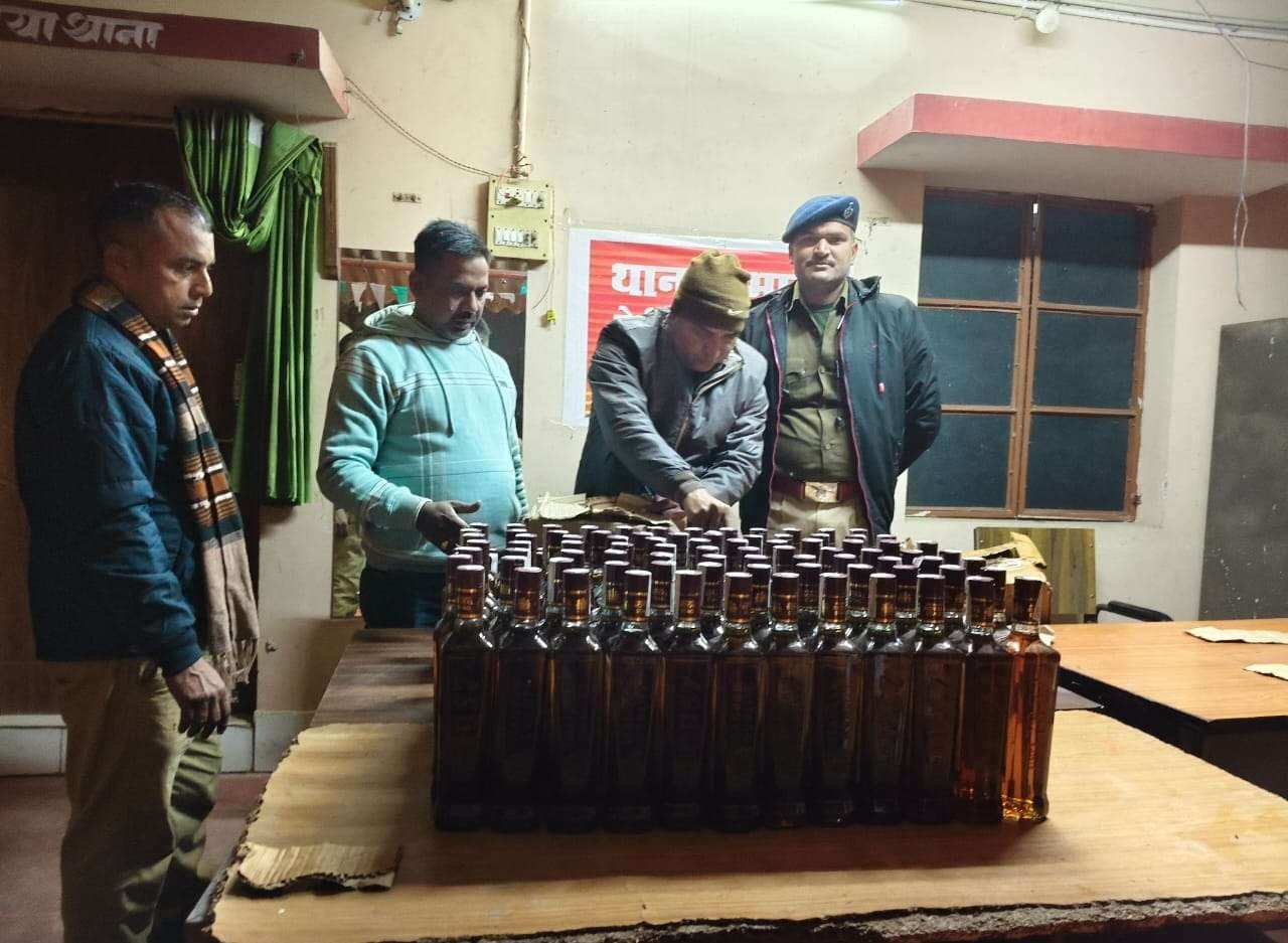 यातायात पुलिस ने ऑटो से 10 कार्टून विदेशी शराब किया बरामद