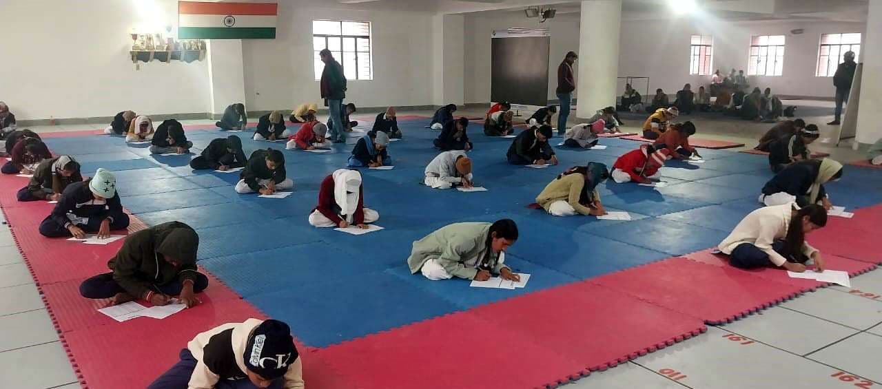 जल जीवन हरियाली क्विज में नरोत्तमपुर कजरा की सपना रहीं अव्वल