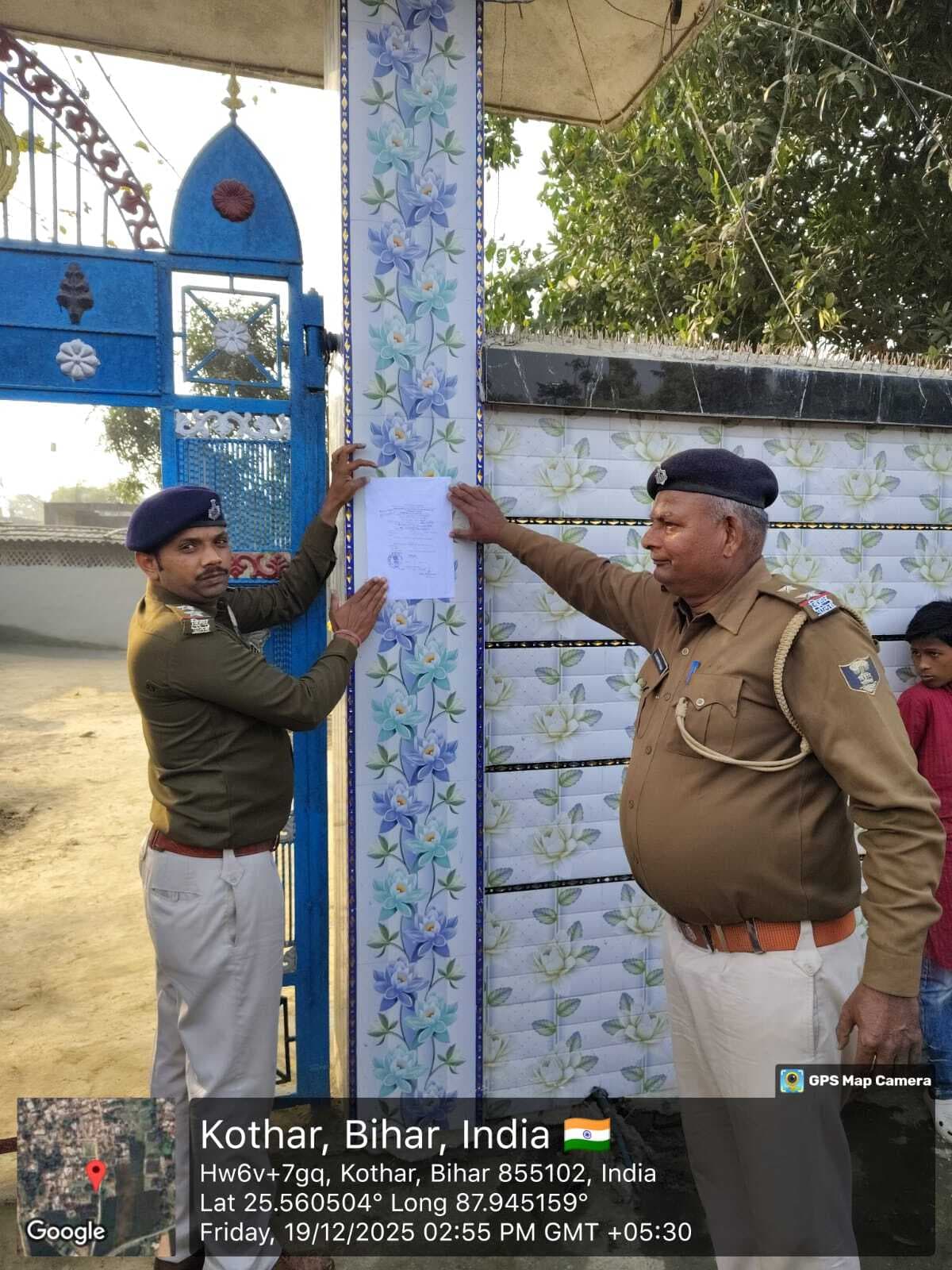 फरार आरोपित के घर पुलिस ने चिपकाया इश्तेहार