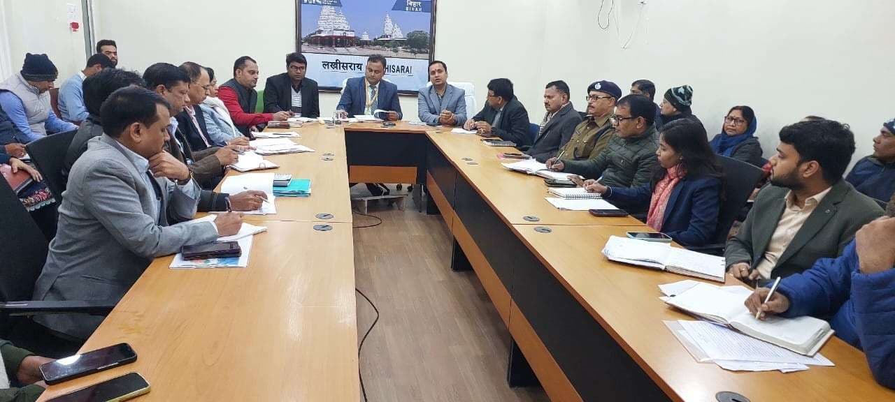 योजनाओं के क्रियान्वयन में गुणवत्ता के साथ-साथ समयबद्धता का रखें विशेष ध्यान: डीएम