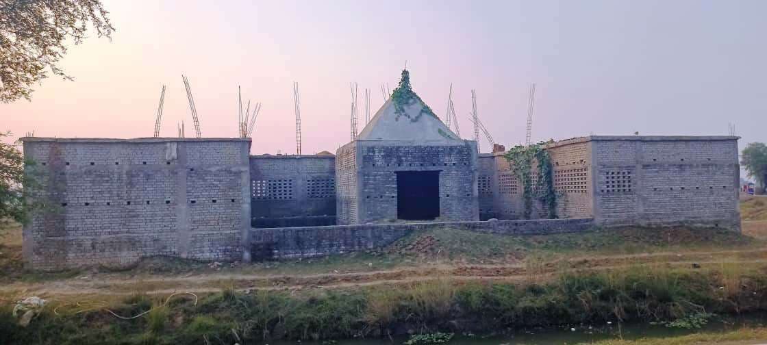 संवेदक व जनप्रतिनिधि की लापरवाही से पंचायत भवन का सपना अधूरा