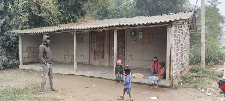 सुबह 10:35 बजे तक बंद रहा आंगनबाड़ी केंद्र, खुलने का इंतजार करते रहे बच्चे