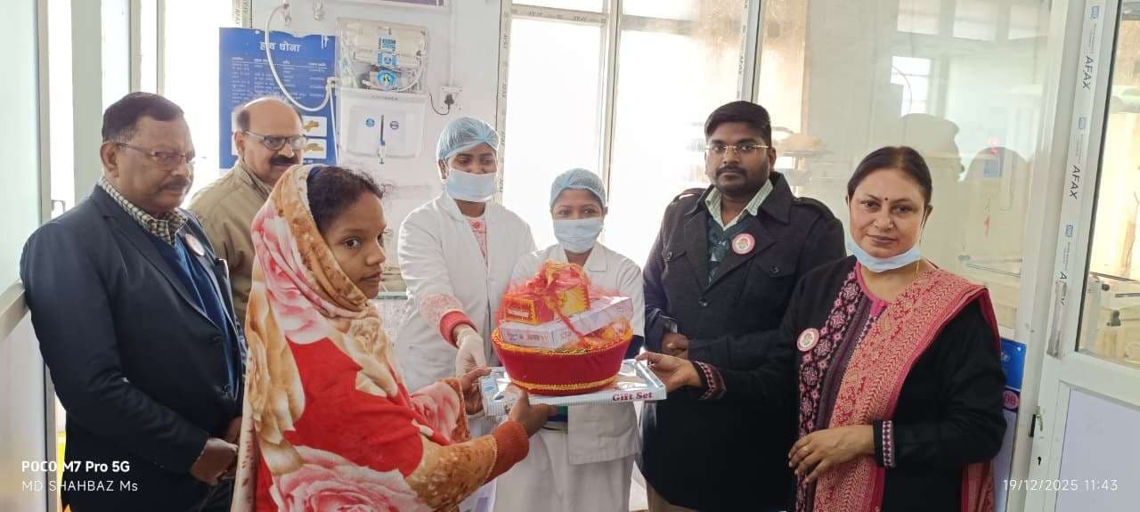 डीसी ने सदर अस्पताल में नवजात बच्चों को दिये गर्म पोशाक