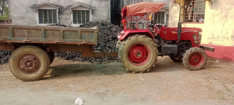 क्वार्ज व बालू ढुलाई कर रहे हाइवा समेत चार ट्रैक्टर जब्त