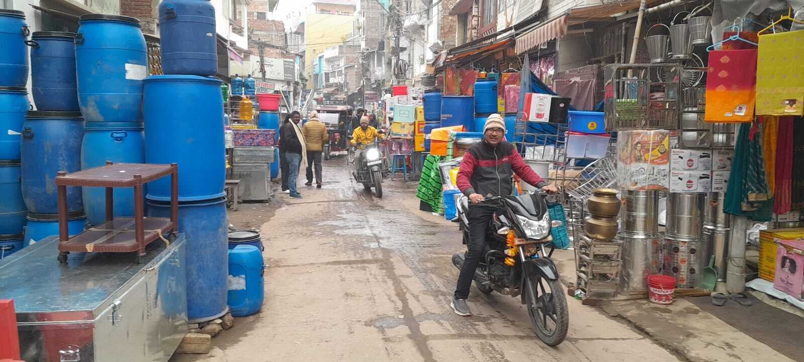 Madhubani News : लोहापट्टी में अतिक्रमण के कारण 44 फुट की सड़क 14 फुट पर सिमटी