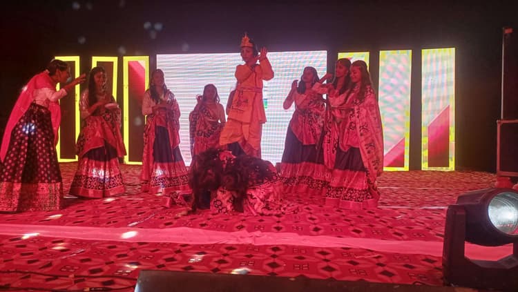 Madhubani News : धूमधाम से मना विद्यालय का वार्षिकोत्सव