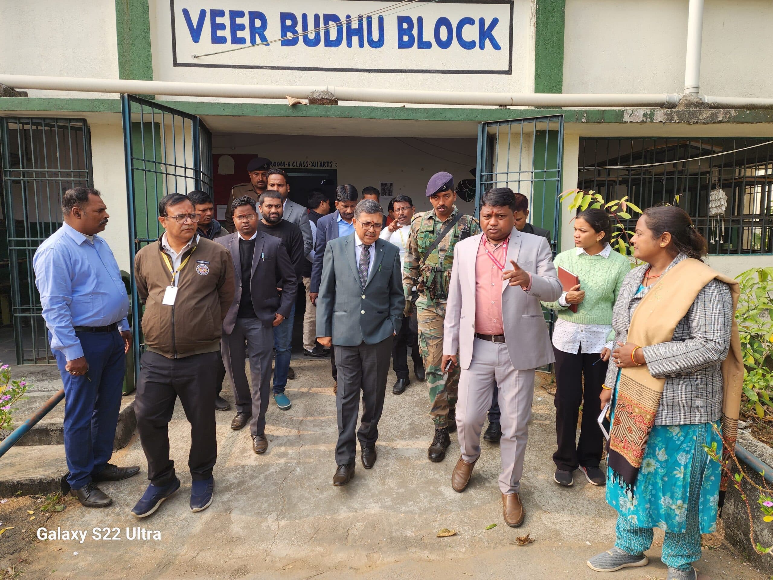 Bokaro News : स्कूल में गंदगी पर प्राचार्य को लगी फटकार