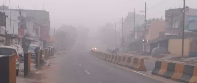 दिनभर नहीं दिखा सूर्य, विजिबिलिटी कम होने से जनजीवन प्रभावित