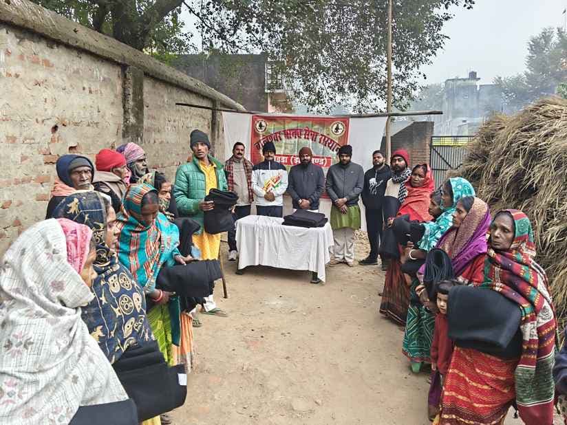 जरूरतमंदों के बीच बालेश्वर मानव सेवा संस्थान ने वितरित किये कंबल