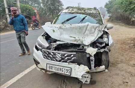 कोहरे में अनियंत्रित होकर पेड़ से टकरायी कार, बाल-बाल बचे सवार