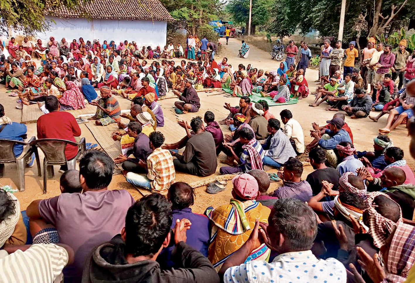 Chaibasa News : कुंदुबेड़ा में किसी कीमत पर नहीं लगने देंगे कचरा प्लांट : ग्रामीण