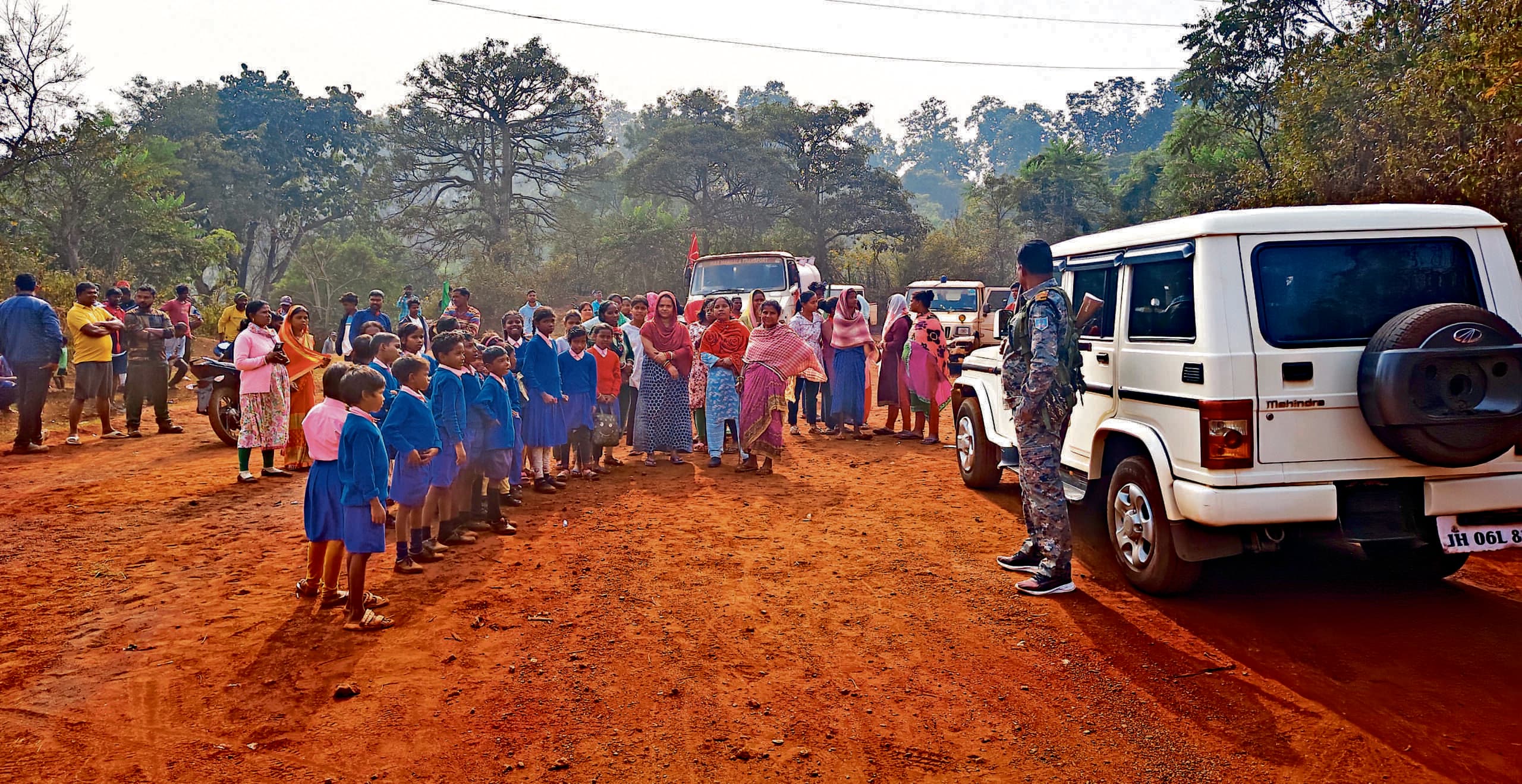 Chaibasa News : नोटिस देने पहुंचे सेल अधिकारियों को विस्थापितों ने रोका, बैरंग लौटे