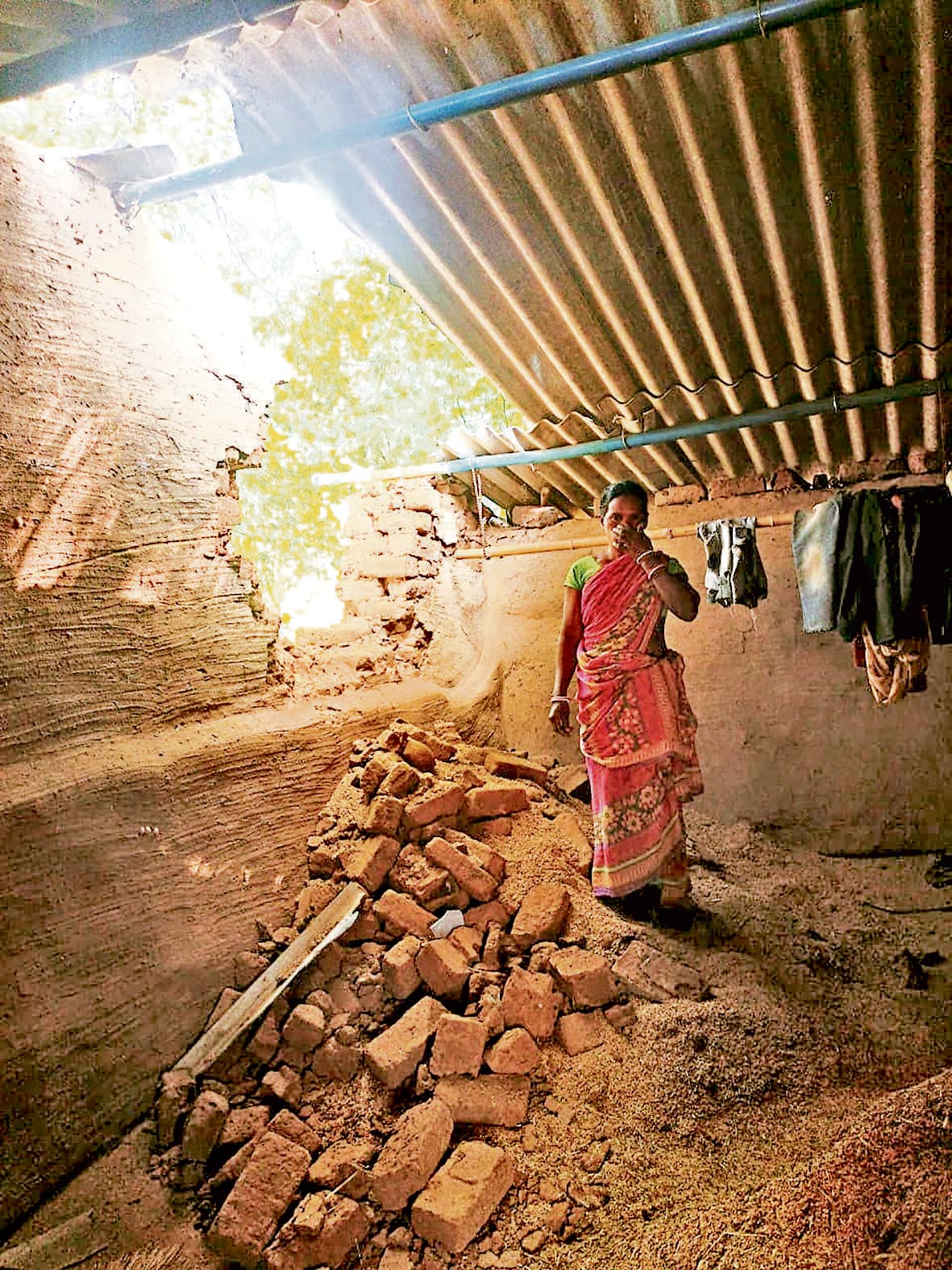 Chaibasa News : हाथियों ने तीन घरों को तोड़ा, परिवारों ने भागकर बचायी जान