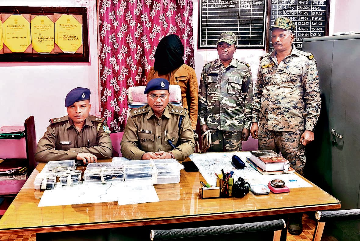 Chaibasa News : बड़ाजामदा डकैतीकांड का आरोपी गिरफ्तार, पिस्तौल व कारतूस जब्त