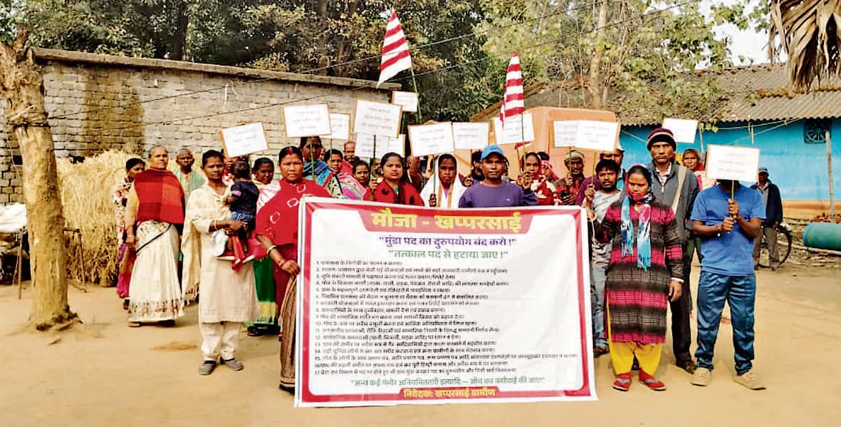 Chaibasa News : खप्परसाई के ग्रामीणों का शांतिपूर्ण प्रदर्शन, मुंडा की बर्खास्तगी की मांग