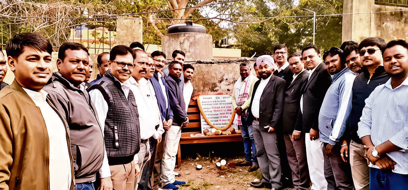 East Singhbhum News : घाटशिला कोर्ट रोड के पास शौचालय का निर्माण शुरू, लोगों को होगी सहूलियत