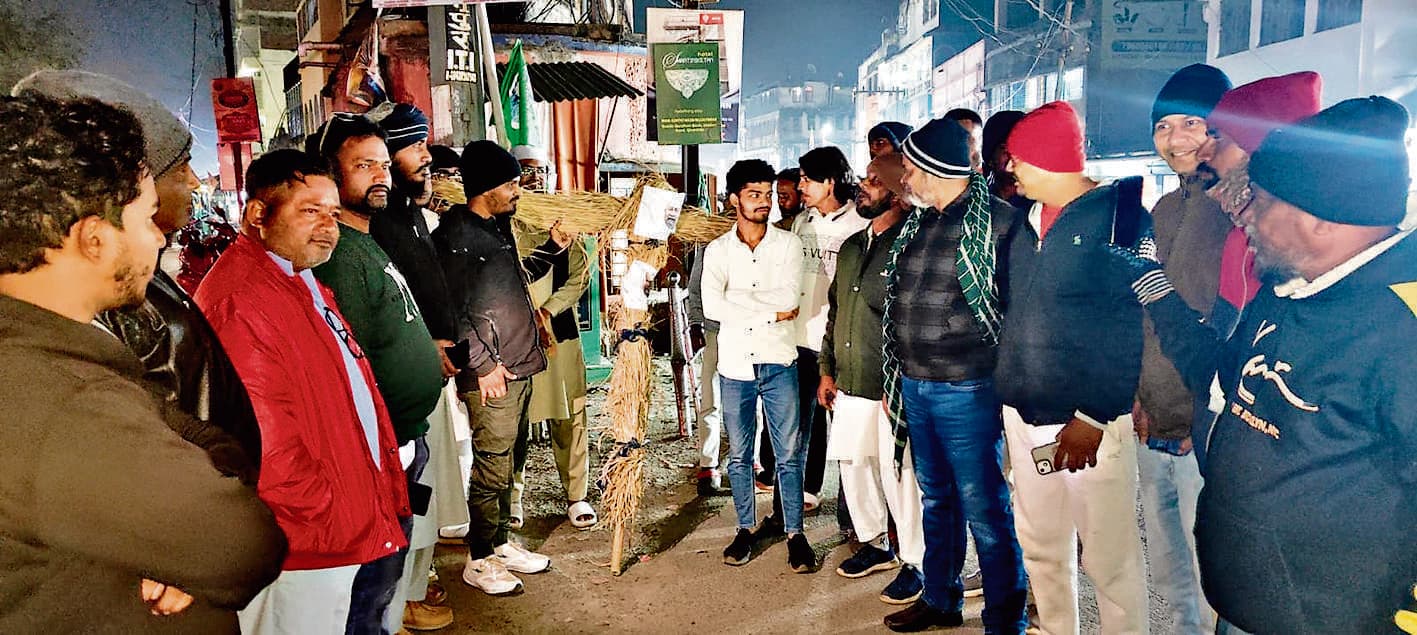 East Singhbhum News : घाटशिला में मुस्लिम समाज ने नीतीश कुमार का पुतला फूंका