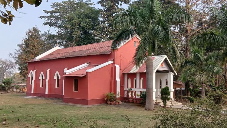 Chaibasa News : चक्रधरपुर में 1896 में बना था लाल गिरजाघर