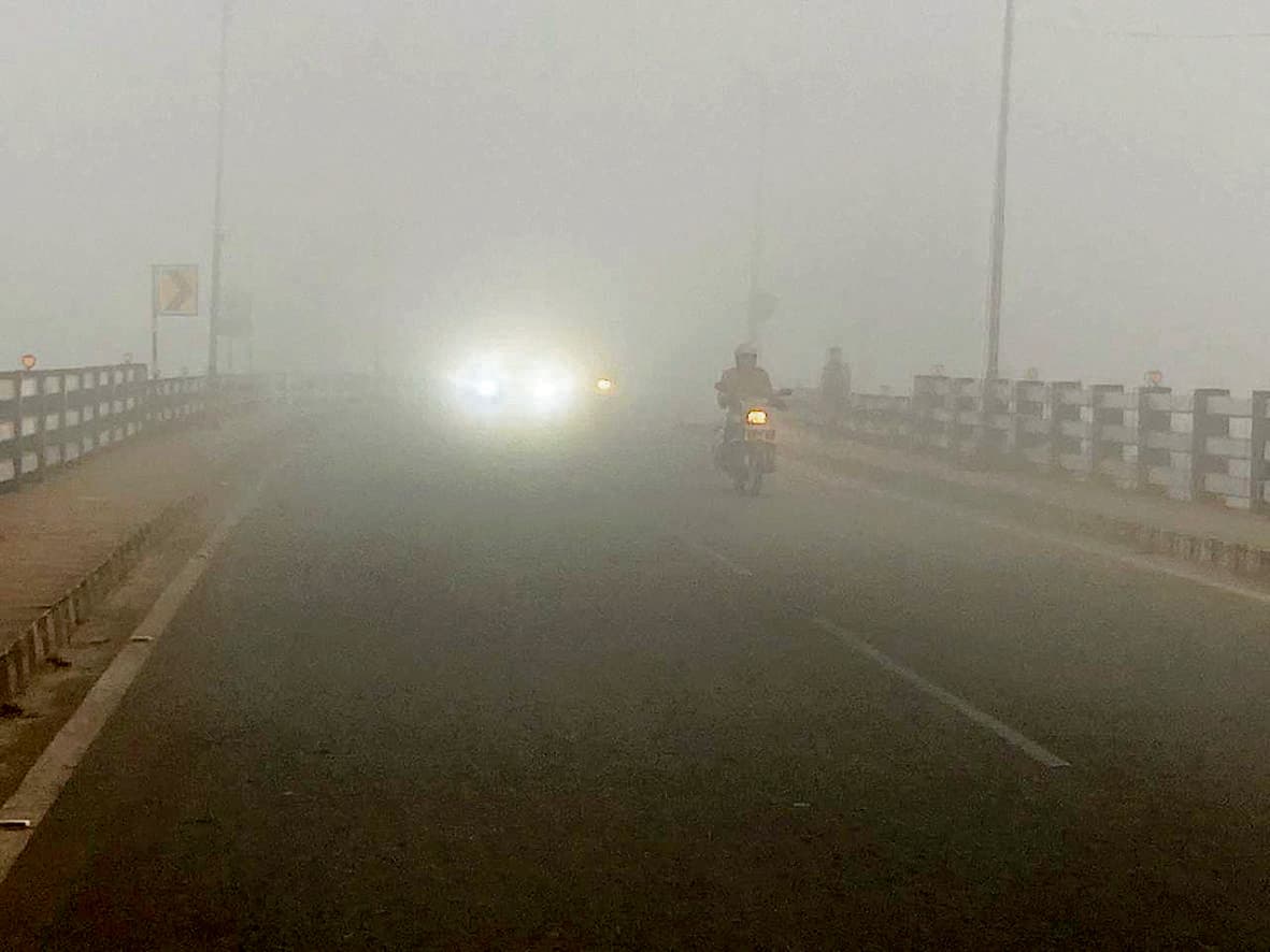 Rourkela News: शीत लहर का प्रकोप जारी, घने कोहरे ने रोकी स्मार्ट सिटी की रफ्तार