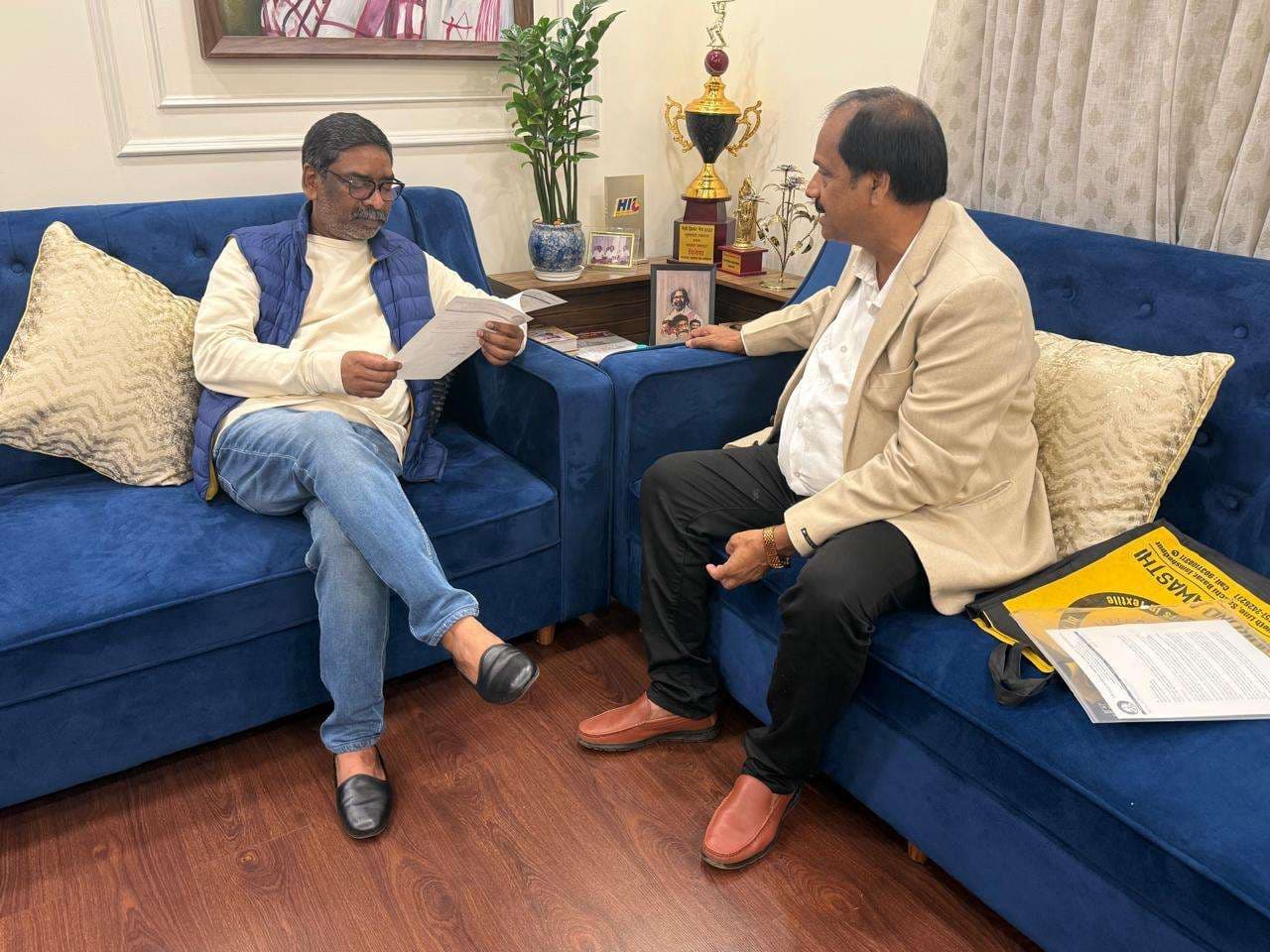 Jamshedpur News : नेताजी सुभाष मेडिकल कॉलेज के उद्घाटन समारोह के लिए सीएम को दिया आमंत्रण