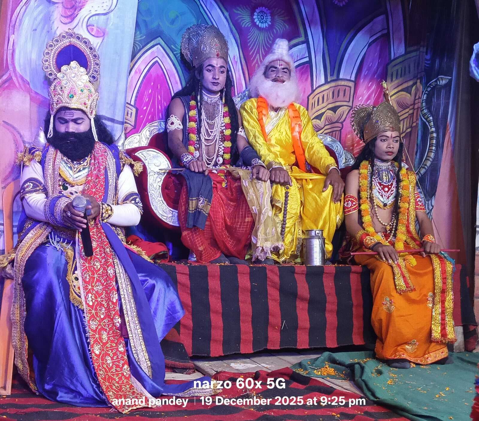 बडीहा गांव की रामलीला में धनुष यज्ञ लीला का भव्य मंचन