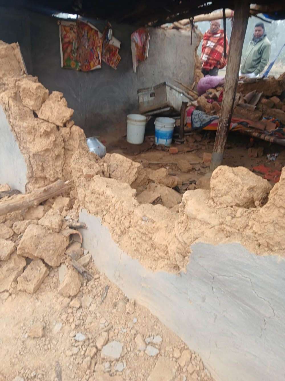 हाथी ने कई घरो को किया ध्वस्त, चट कर गया अनाज