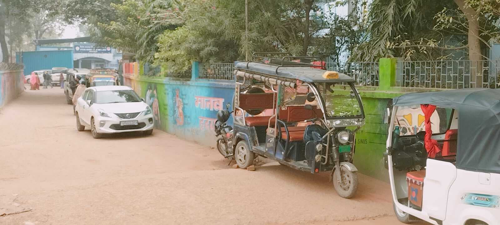 सड़क पर बढ़ी सख्ती, तो सदर अस्पताल परिसर बना वाहन पड़ाव