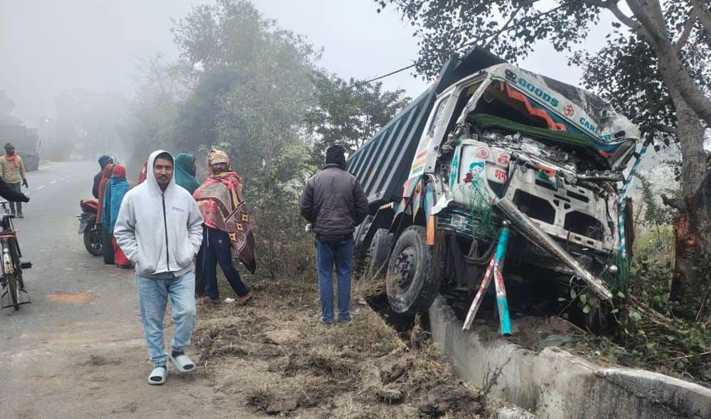 हाइवा चला रहा था खलासी, पेड़ में मारी टक्कर, चालक की मौत