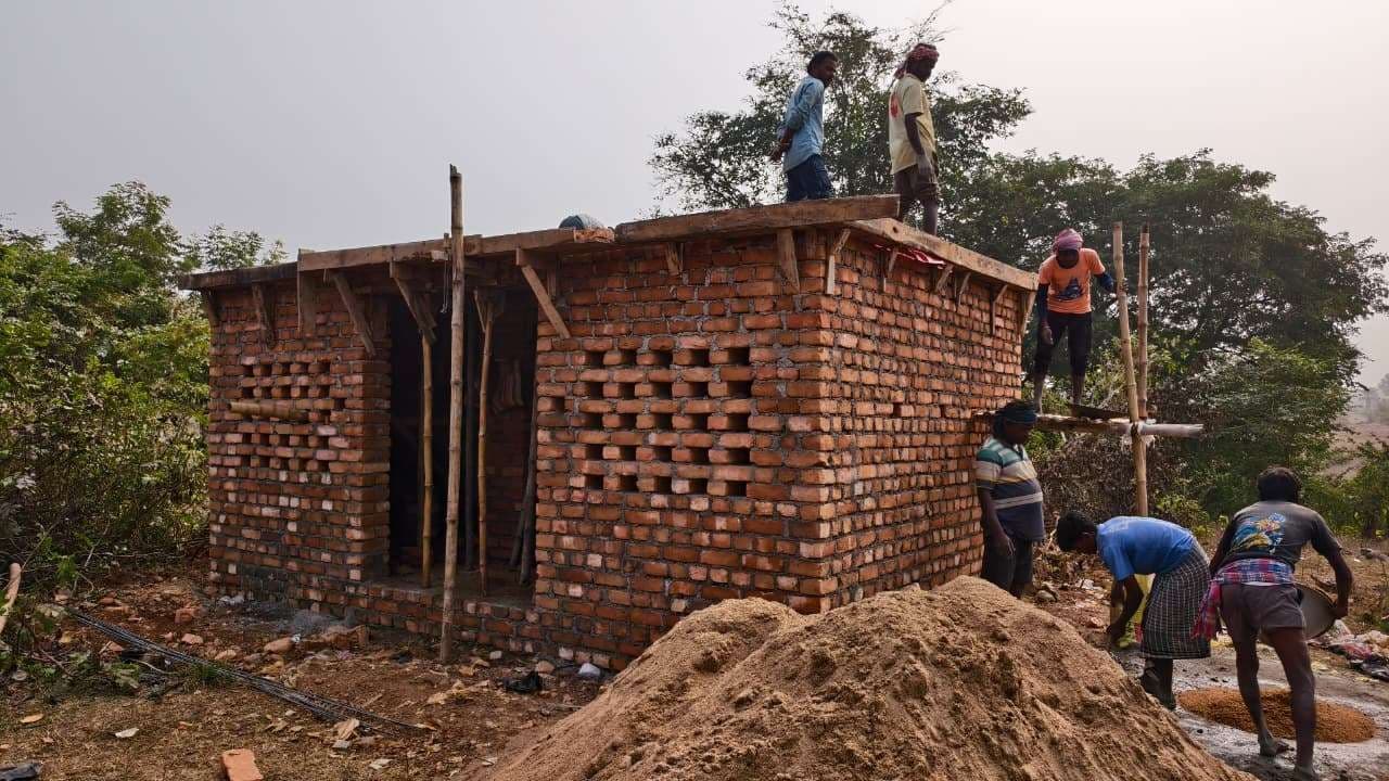 प्राक्कलन बोर्ड के बिना हो रहा सामुदायिक शौचालय निर्माण