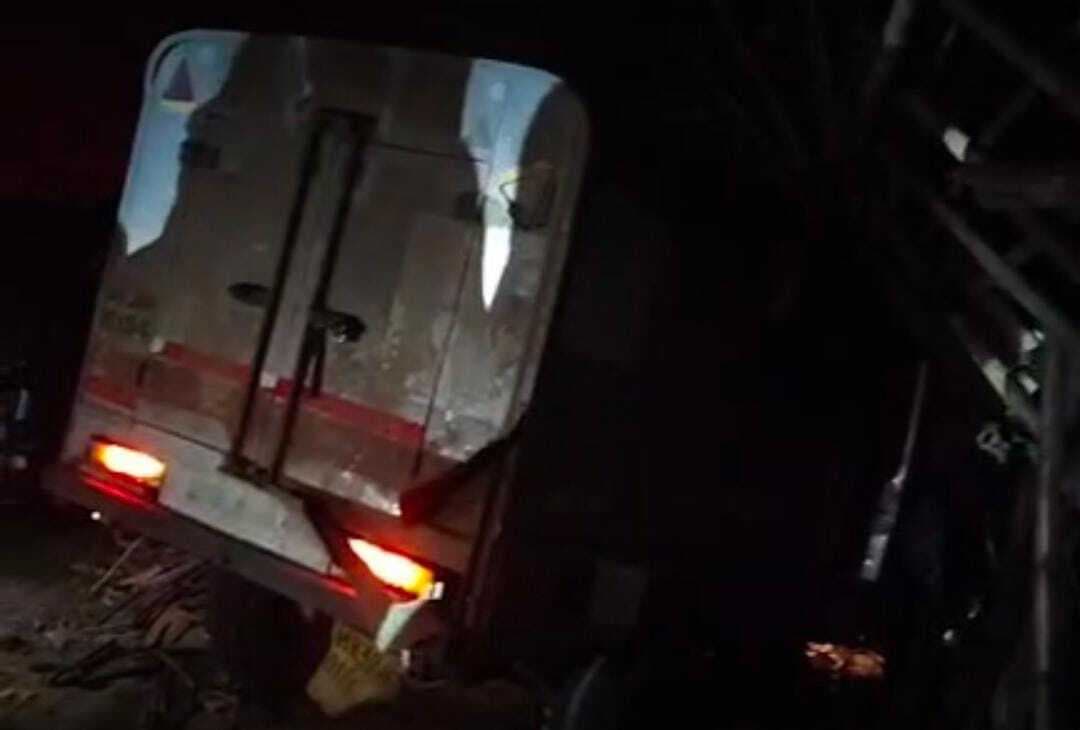 घर में घुसा पिकअप, घायल महिला की इलाज के दौरान मौत