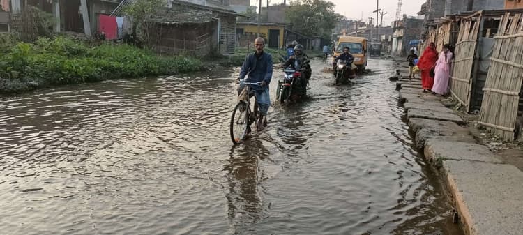 Sitamarhi : आवापुर में सड़क पर जल जमाव से राहगीर परेशान, नाला निर्माण की जरूरत