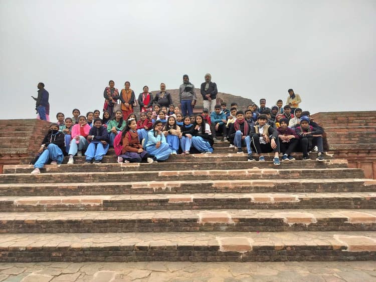 पंजवारा के छात्रों ने किया विक्रमशिला व बटेश्वर स्थान का शैक्षणिक भ्रमण