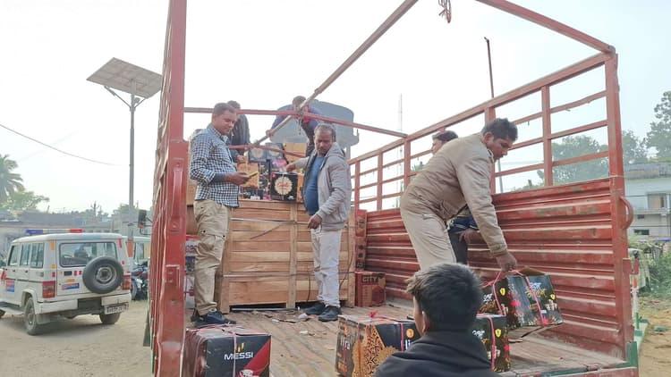 गिफ्ट आइटम की आड़ में शराब तस्करी का बड़ा खुलासा, अंतरराज्यीय गिरोह के तीन तस्कर गिरफ्तार