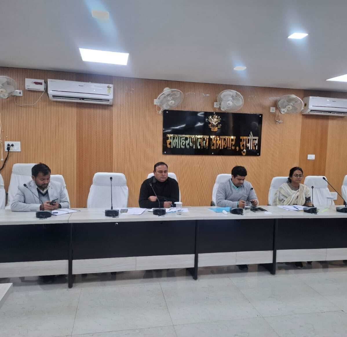 पंचायत योजनाओं में लापरवाही पर डीएम सख्त, एक सप्ताह में काम शुरू नहीं तो होगी कार्रवाई