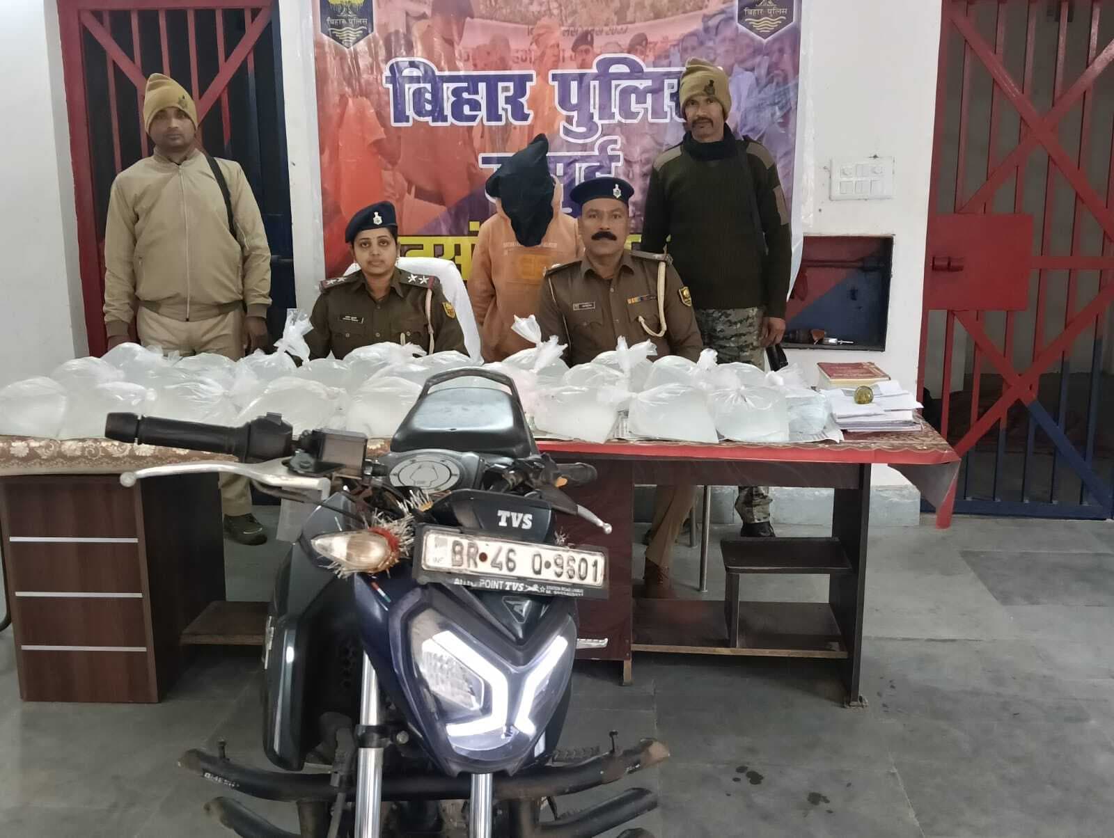 100 लीटर देसी शराब के साथ एक तस्कर गिरफ्तार