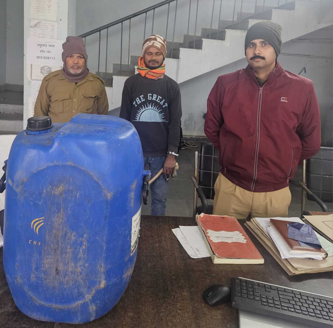 देसी शराब के साथ युवक गिरफ्तार