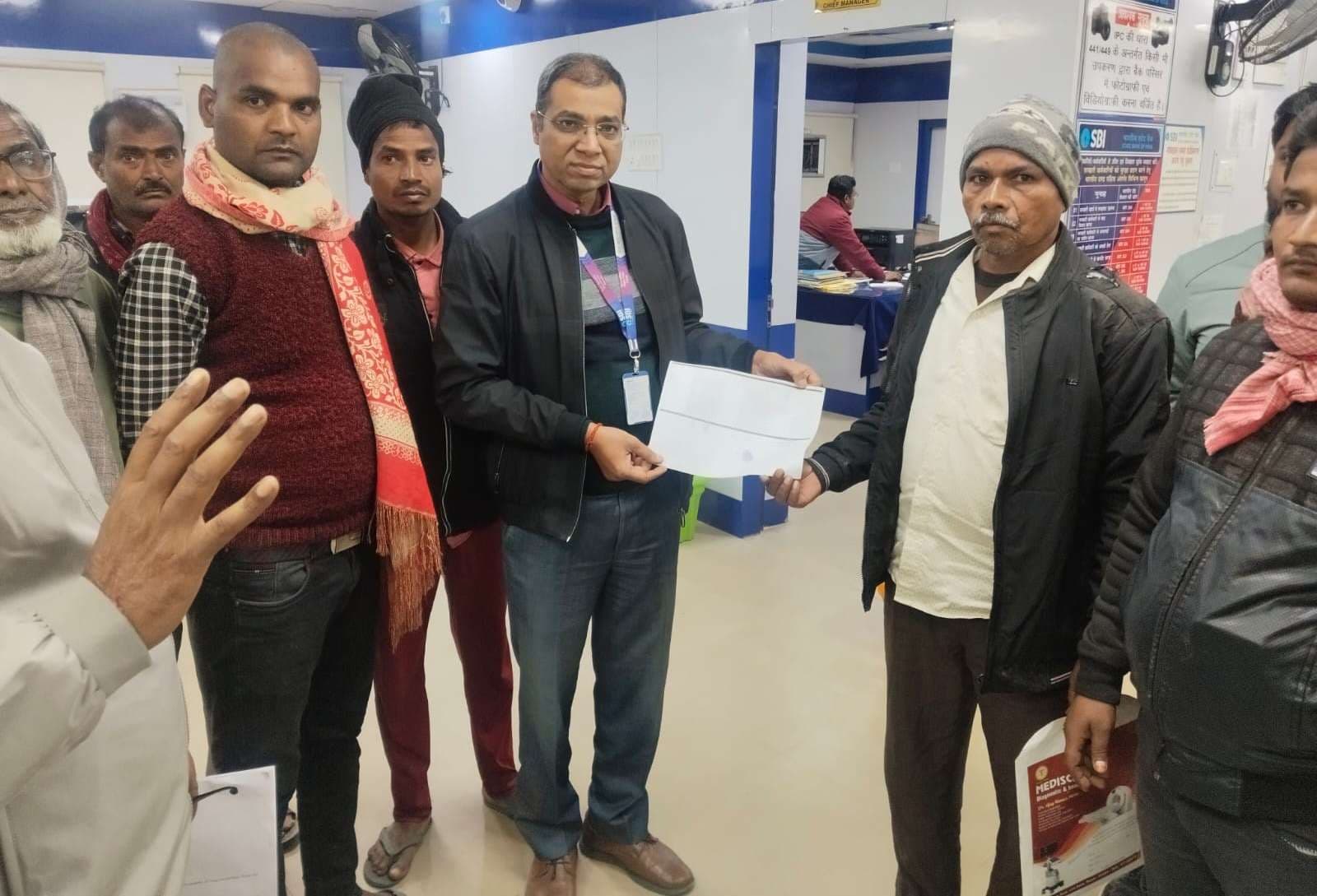 मृतक के आश्रित को मिला दो लाख रुपये का चेक