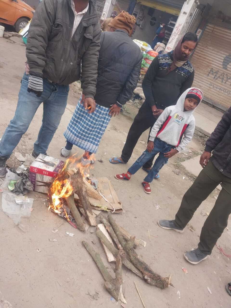 शीतलहर से राहत के लिए प्रशासन सतर्क: चौराहों से स्टेशन तक जले अलाव