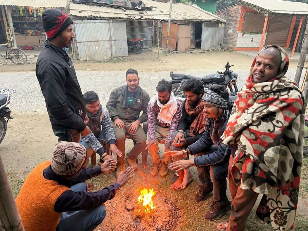 ठंड से राहत के लिए युवाओं ने जलाया अलाव