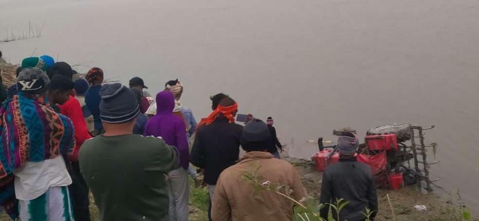महानंदा किनारे खेत जुताई के दौरान ट्रैक्टर पलटा, चालक बचा