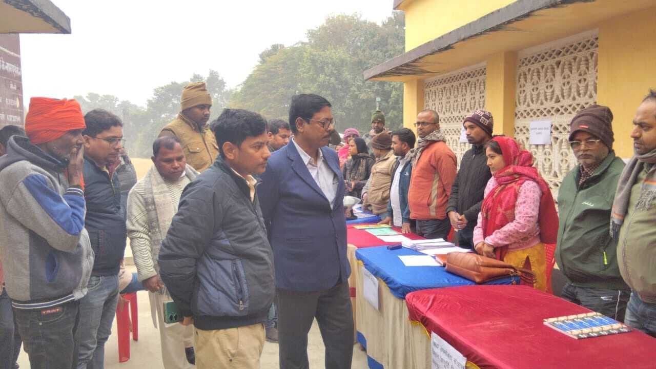 ग्रामीणों को योजनाओं का शत-प्रतिशत लाभ दिलाने के उद्देश्य से लगा शिविर