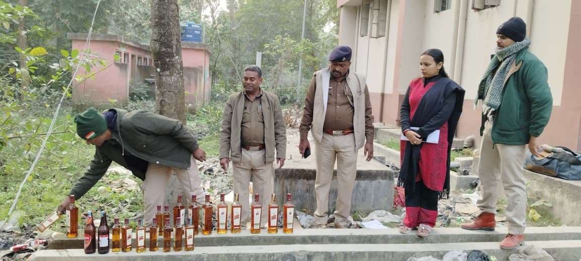 जब्त की गयी 21.550 लीटर शराब की गयी नष्ट