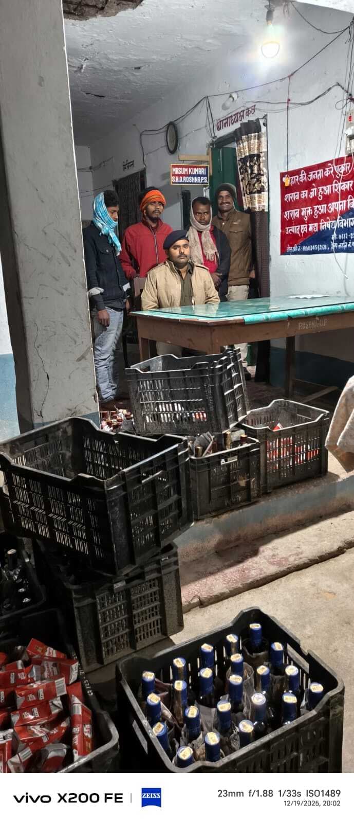 दो ऑटो से 104 लीटर शराब के साथ तीन तस्कर गिरफ्तार