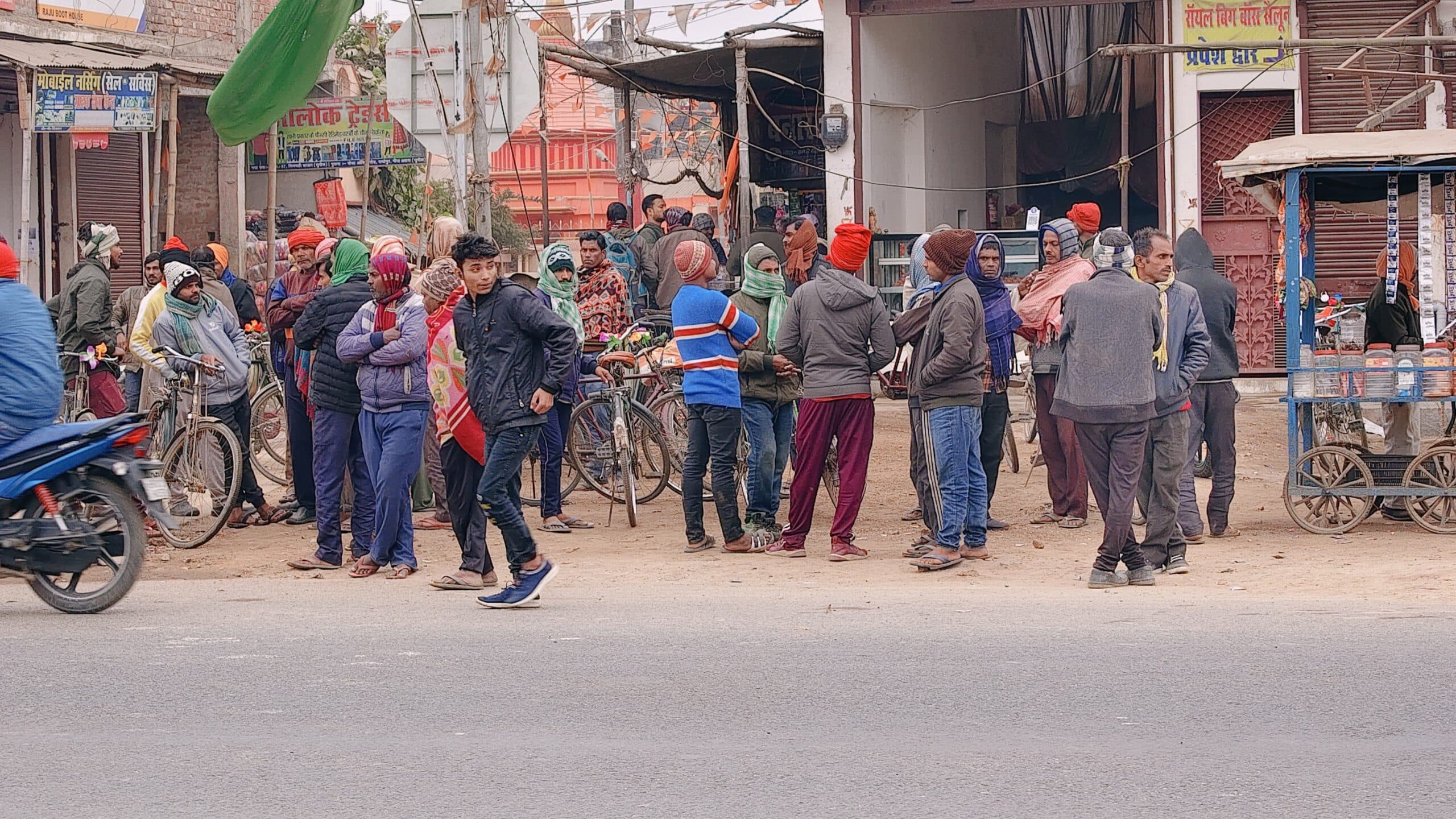 तापमान में लगातार गिरावट से ठंड में इजाफा, दिहाड़ी मजदूरों की बढ़ी है मुश्किलें